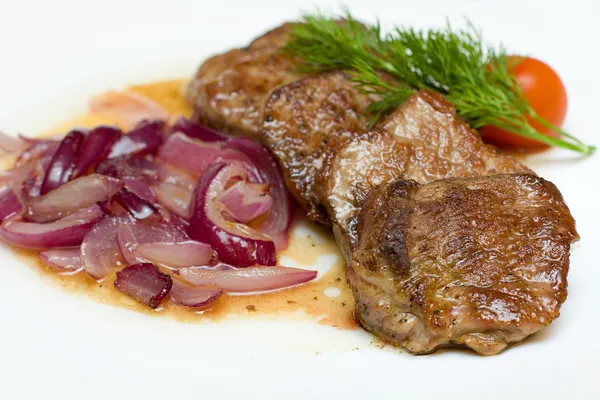 Medaglioni di vitello con cipolla sul bianco - Gourmet Restaurant Food — Foto Stock