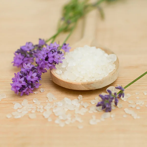 라벤더 목욕 소금-스파 배경 — 스톡 사진