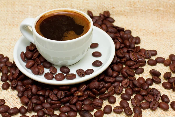 Xícara de café e Brown Beans - Fundo — Fotografia de Stock