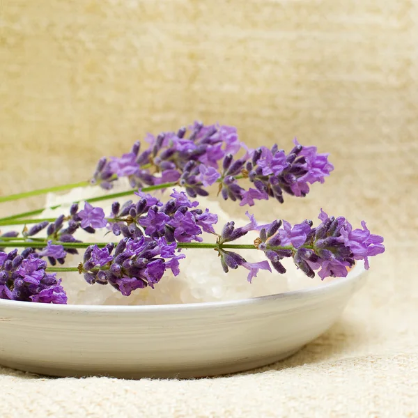 Lavendel auf Wellness-Badesalz und Leinenhintergrund — Stockfoto