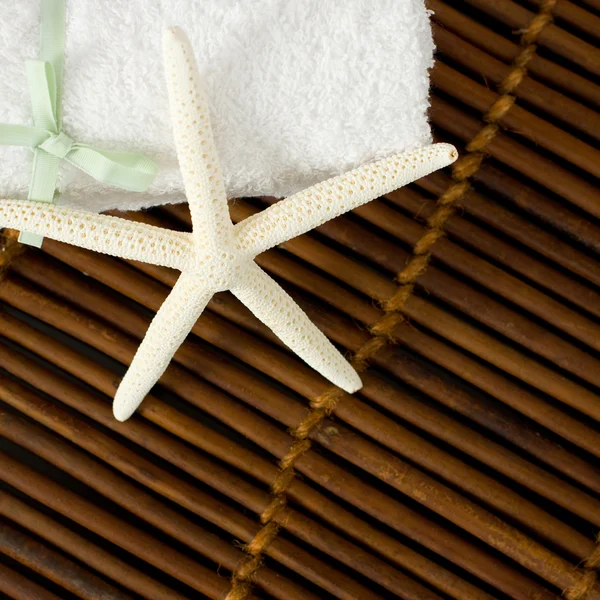 Bílá hvězda na hnědé bambus - lázně pozadí — Stock fotografie