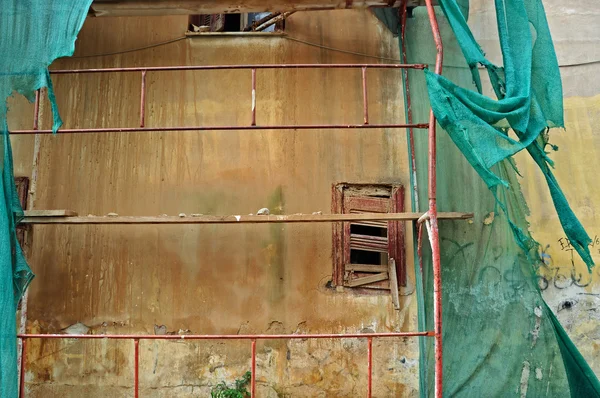 Yırtık, enkaz örgü ile terk edilmiş binada — Stok fotoğraf