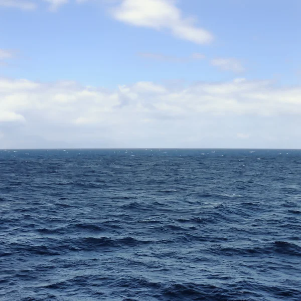 Море и горизонт неба — стоковое фото