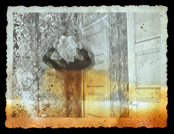 Винтажное фото призрака в доме с привидениями — стоковое фото