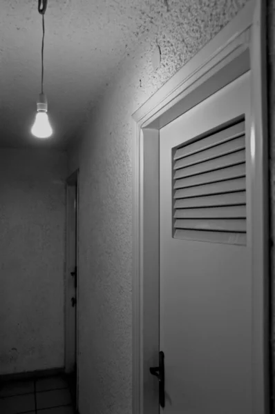 Lâmpada de luz nua — Fotografia de Stock