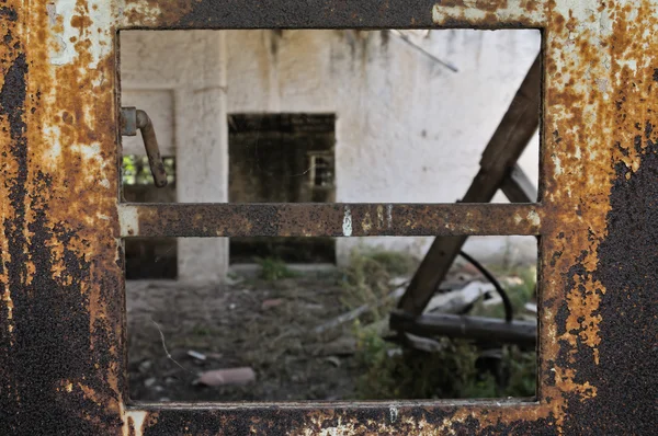 Puerta oxidada del almacén —  Fotos de Stock