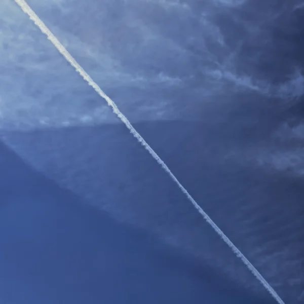 Kouřová stopa na zatažené obloze — Stock fotografie