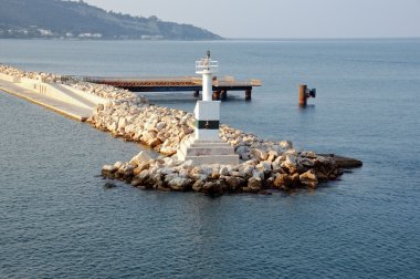 Deniz feneri ve taş iskele dalgakıran