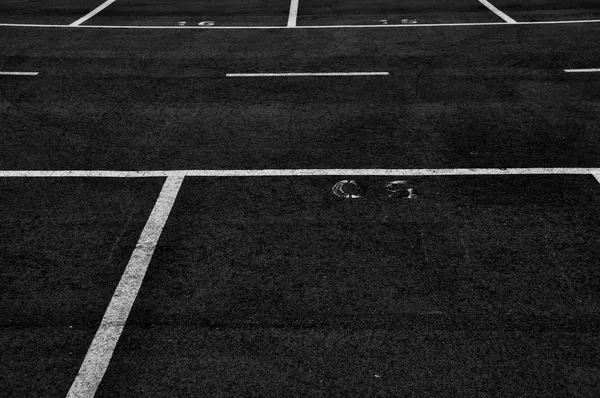 Linhas de divisão no estacionamento vazio — Fotografia de Stock