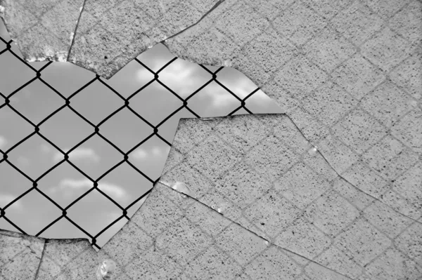 Разбитое стекло и проволочный забор — стоковое фото