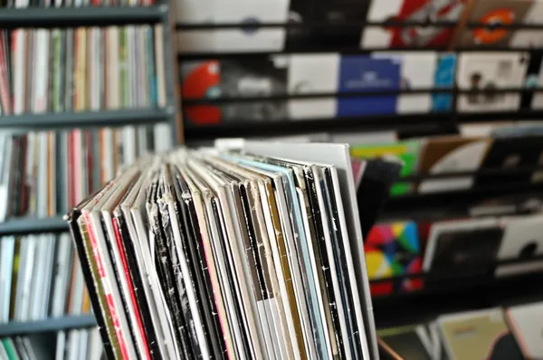 Vinyl records op record store — Stockfoto