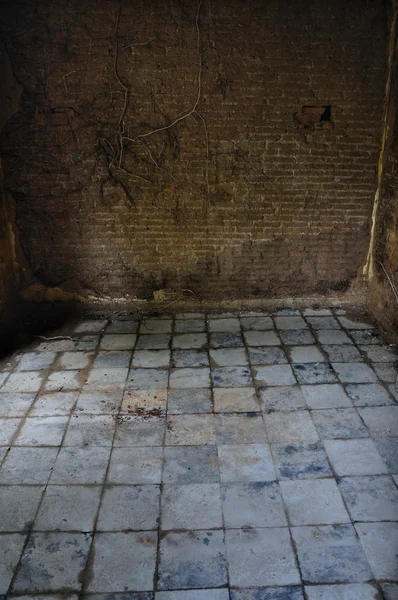 Sujo piso em azulejo e parede de tijolo sala vazia — Fotografia de Stock