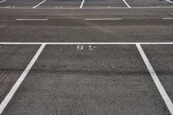 Dividing lines asphalt paved parking lot — Stock Photo, Image