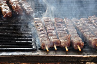 Souvlaki et şiş sıcak ızgara