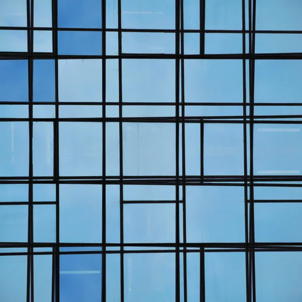 Abstrakte Fassadenlinien und gläserne Reflexion — Stockfoto
