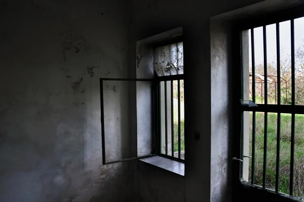 Porte et fenêtres barrées — Photo