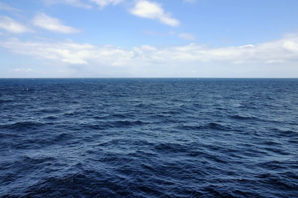 Голубое море и горизонт неба — стоковое фото