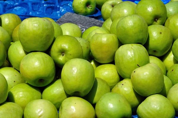 Vihreät omenat hedelmä tausta — kuvapankkivalokuva