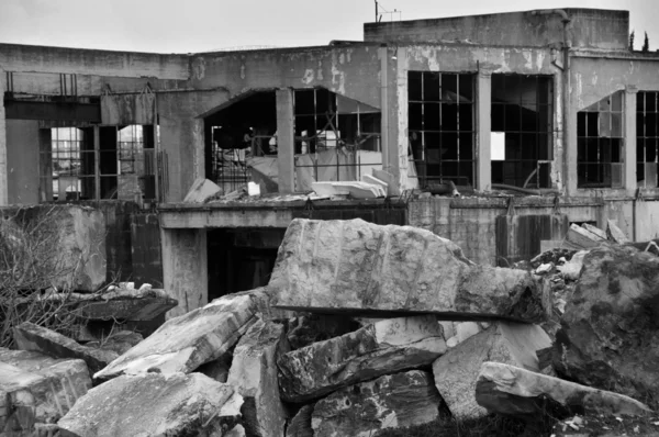 Развалины мраморных фабрик — стоковое фото