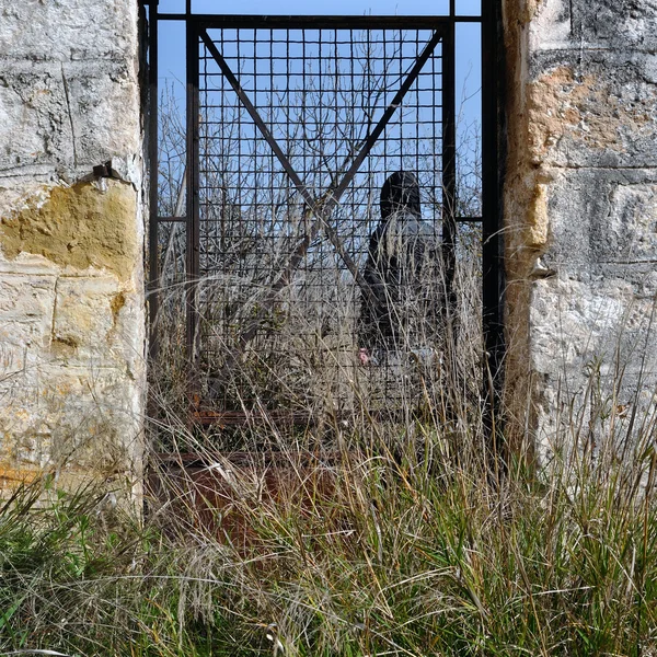 Man behind vintage metal door — Stock Photo, Image