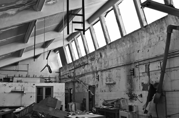 Terkedilmiş fabrikada parçalanmış ekipmanları — Stok fotoğraf