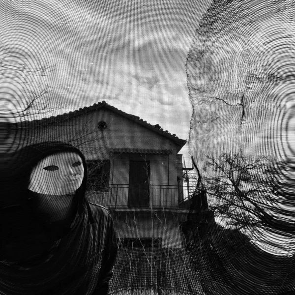 Maskierte Gestalt hinter vergittertem Fenster — Stockfoto