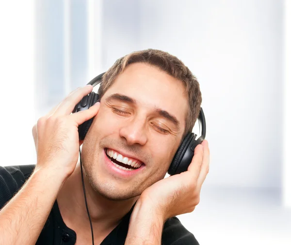 Усміхнений чоловік слухає музику — стокове фото
