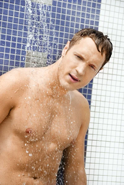 Muž pod sprchou — Stock fotografie