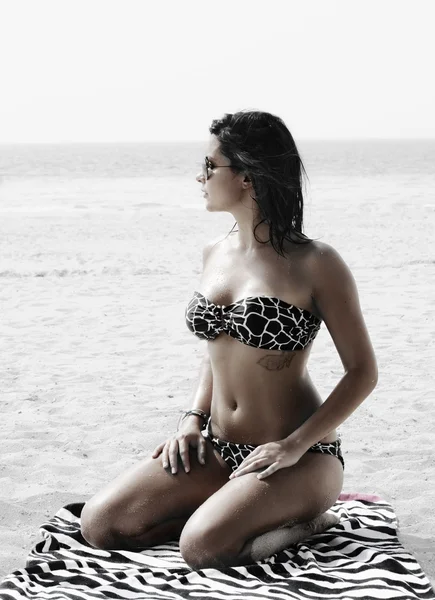 Piękna kobieta na plaży — Zdjęcie stockowe