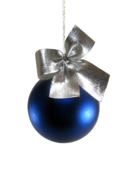 Blaue Weihnachtskugel mit Silberprellung — Stockfoto