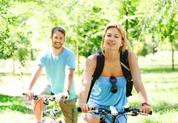 Młoda para zadowolony, jazda na rowerze — Zdjęcie stockowe