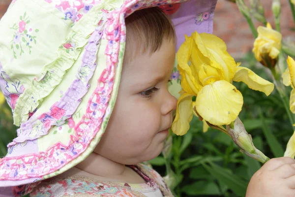 黄色の花を持つ少女 ロイヤリティフリーのストック写真