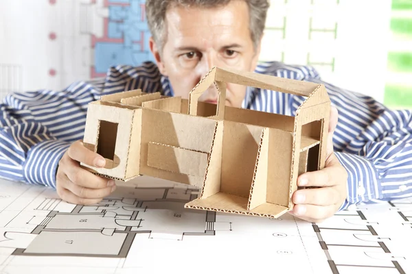 建筑师与房子模型 — 图库照片