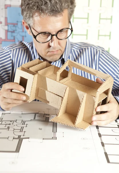 Архітектор з модель будинку — стокове фото