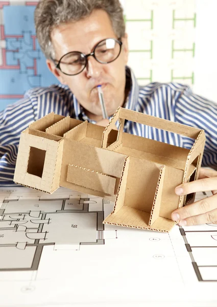 Architekt z modelu dom — Zdjęcie stockowe