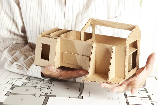 Arkitekt med modell hus — Stockfoto