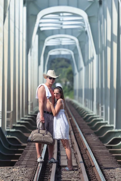 Casal em trilhos de trem — Fotografia de Stock