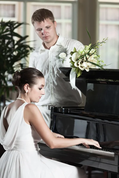 Tocando piano —  Fotos de Stock