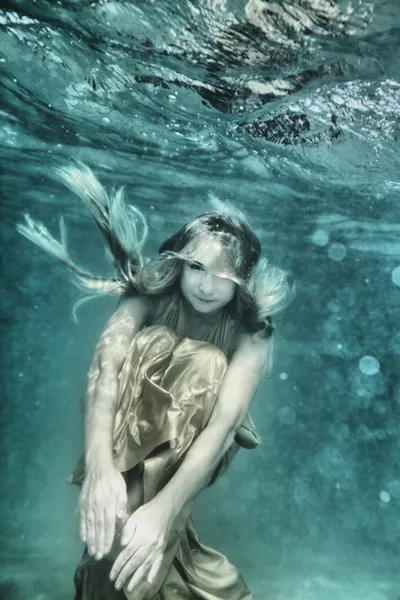 Vrouw onderwater — Stockfoto