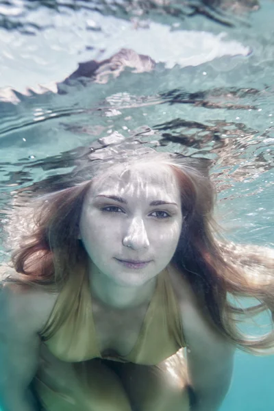 Жінка під водою — стокове фото