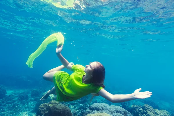 Mořská panna pod vodou — Stock fotografie