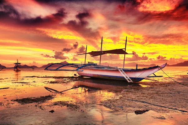 日没時のボートします。 — ストック写真