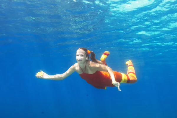Su altında kadın — Stok fotoğraf