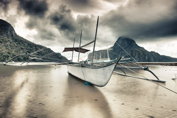 Лодка на закате — стоковое фото
