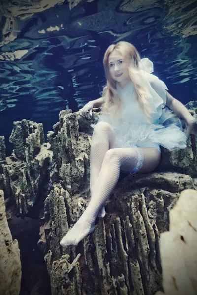 Frau unter Wasser — Stockfoto