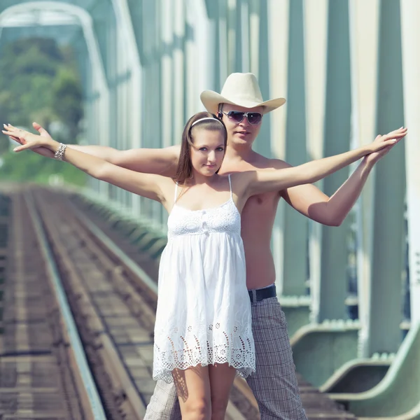Couple sur les voies ferrées — Photo