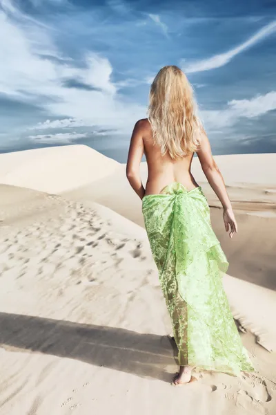 Пустынная женщина — стоковое фото