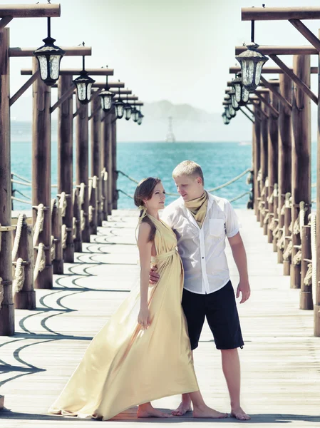 Paar auf Seebrücke — Stockfoto