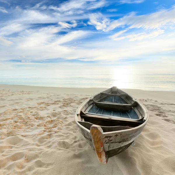 Boot bij zonsopgang — Stockfoto