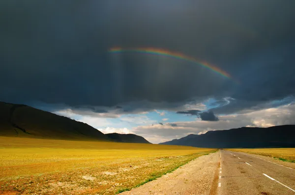 道路上の虹 — ストック写真